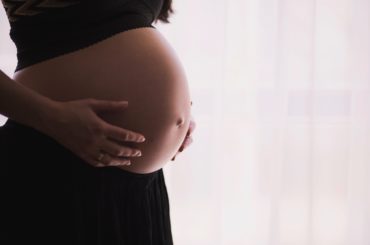 Rauchen in der Schwangerschaft • Darum ist es so gefährlich! Schwangere Frau